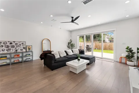 $729,900 | 820 East 24th Street, Houston, TX 77009