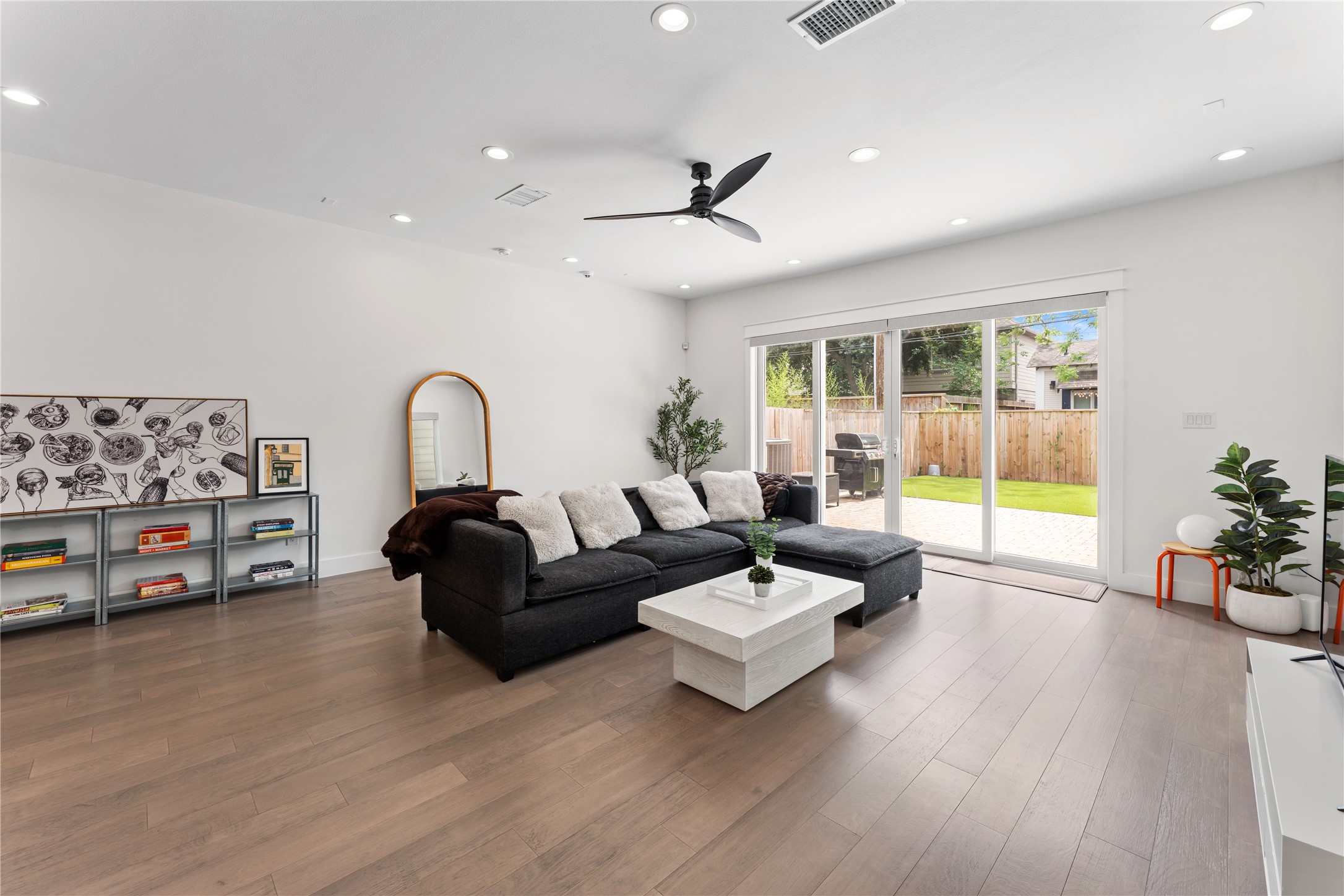 820 East 24th Street Houston, TX 77009 - Photo 13 of 34 a living room with furniture and a large window