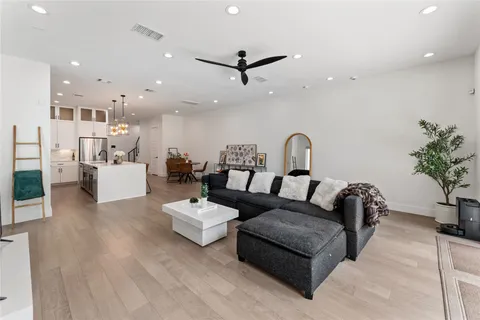 $729,900 | 820 East 24th Street, Houston, TX 77009