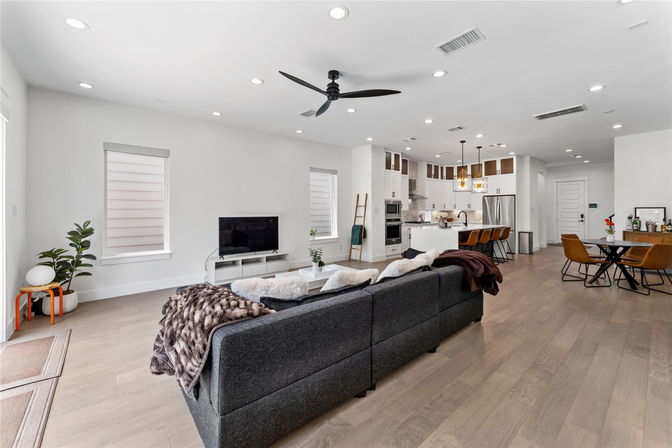 820 East 24th Street Houston, TX 77009 - Photo 14 of 34 a living room with furniture and a flat screen tv