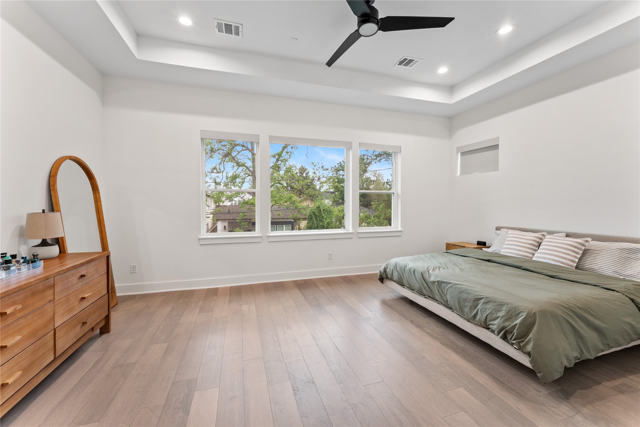 820 East 24th Street Houston, TX 77009 - Photo 15 of 34 a living room with a bed next to a window