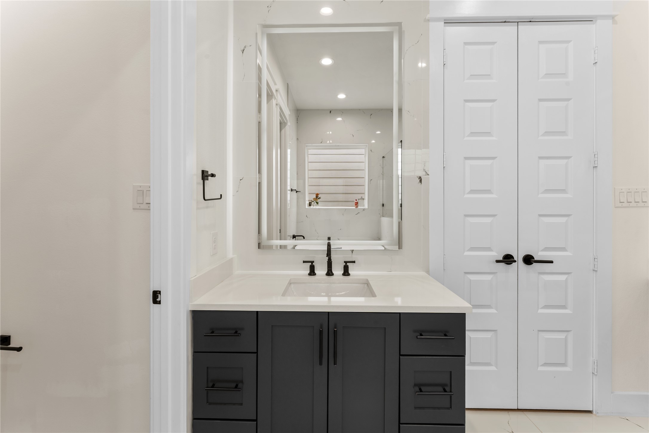 820 East 24th Street Houston, TX 77009 - Photo 22 of 34 a bathroom with a sink shower and a mirror