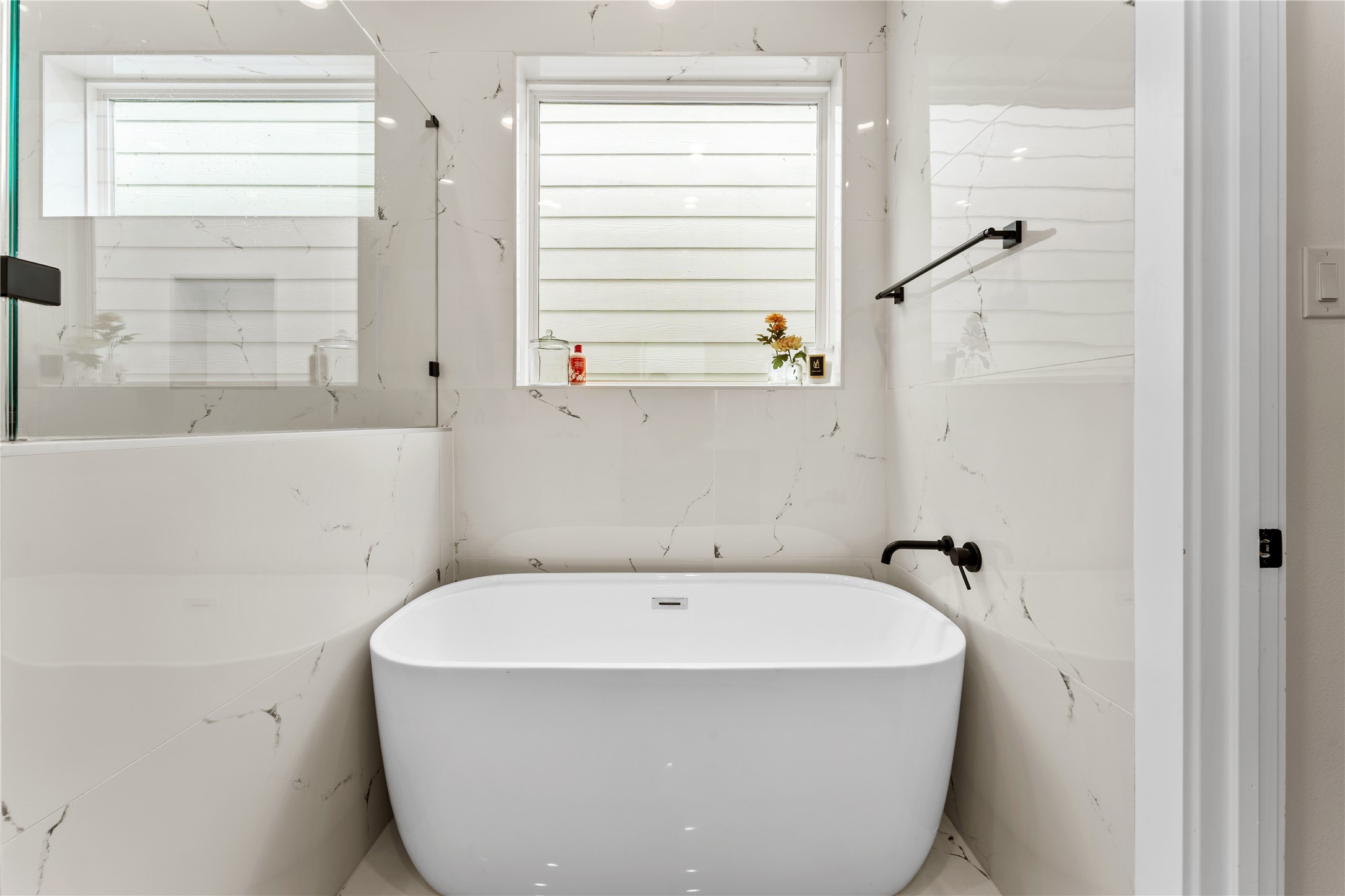 820 East 24th Street Houston, TX 77009 - Photo 23 of 34 a bathroom with a bathtub