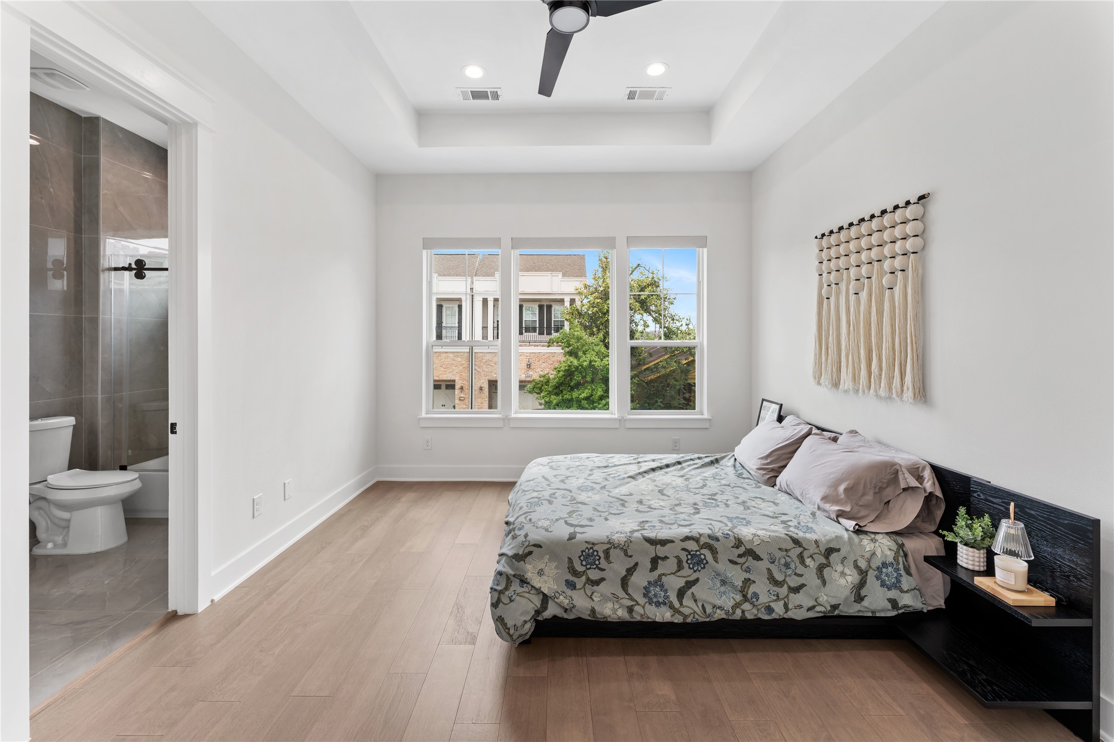 820 East 24th Street Houston, TX 77009 - Photo 25 of 34 a bedroom with a bed and a window