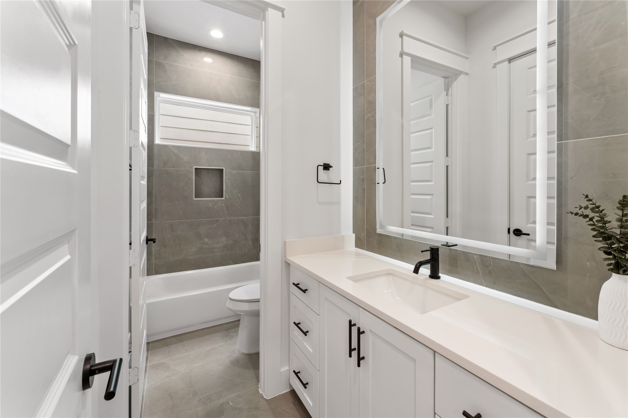 820 East 24th Street Houston, TX 77009 - Photo 28 of 34 Another well-appointed bathroom showcases a clean, modern design with a functional tub/shower combo. Bright finishes and thoughtful layout maximize both space and usability. Perfectly suited for guests or secondary bedrooms.