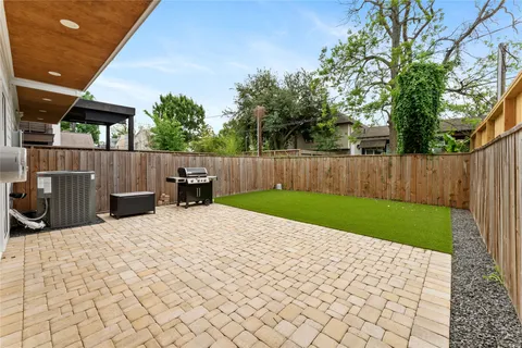 $729,900 | 820 East 24th Street, Houston, TX 77009