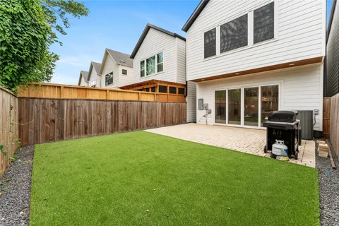 $729,900 | 820 East 24th Street, Houston, TX 77009