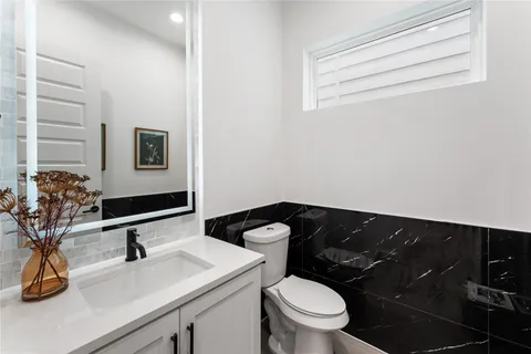 $729,900 | 820 East 24th Street, Houston, TX 77009