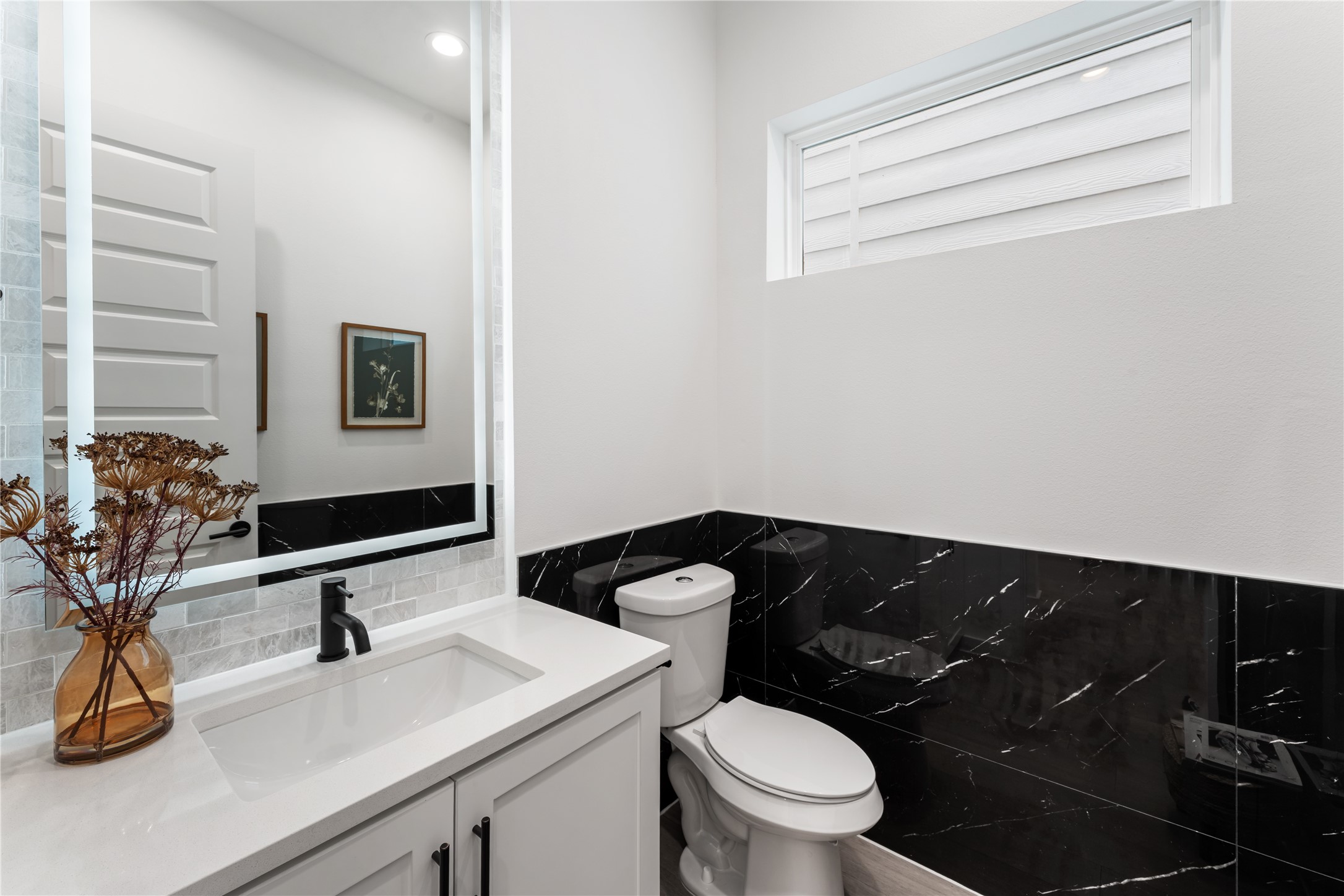 820 East 24th Street Houston, TX 77009 - Photo 4 of 34 a bathroom with a sink and a toilet