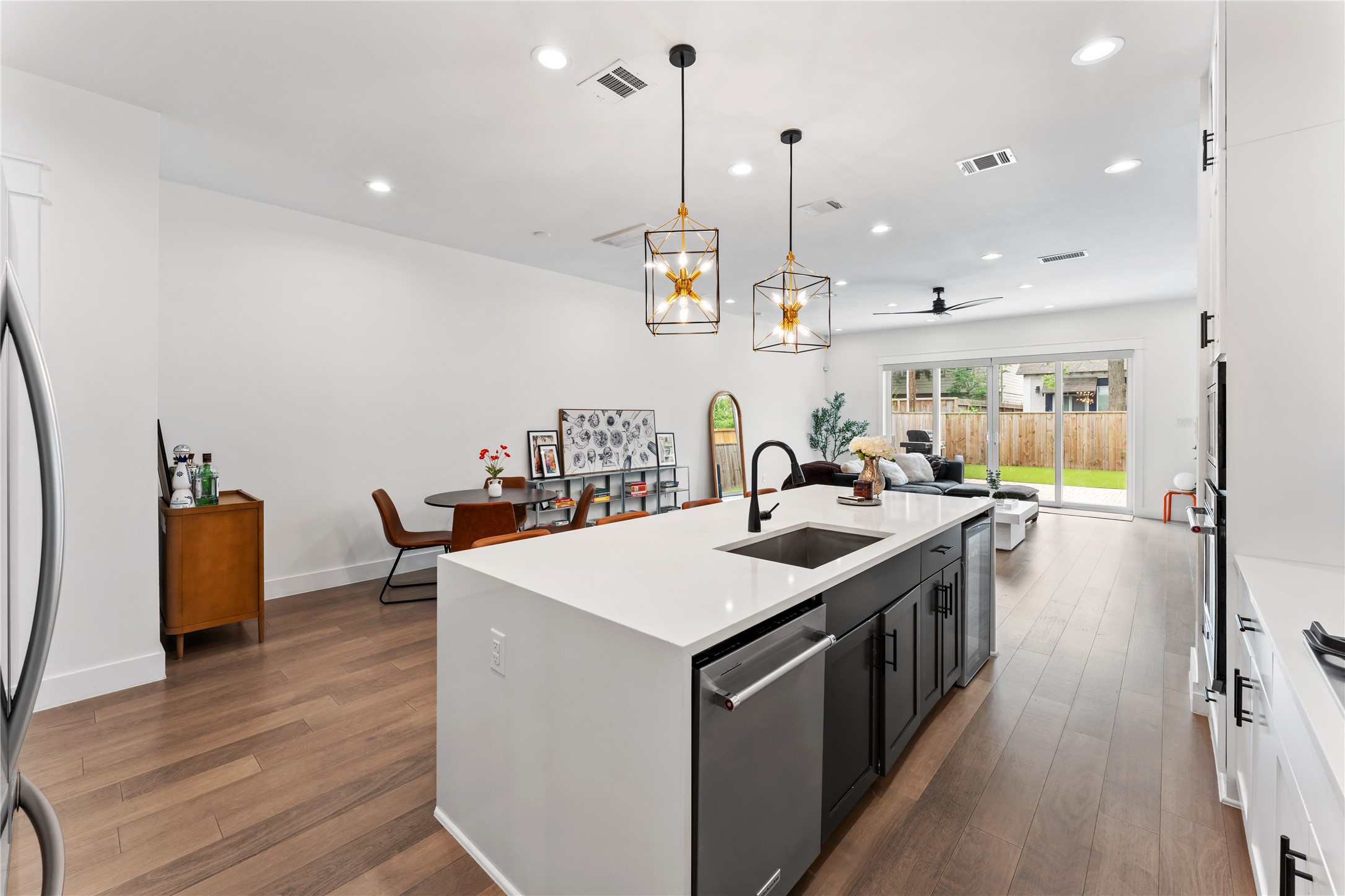 820 East 24th Street Houston, TX 77009 - Photo 9 of 34 a kitchen that has a sink a table and chairs in it