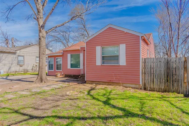 a view of front of a house with a yard