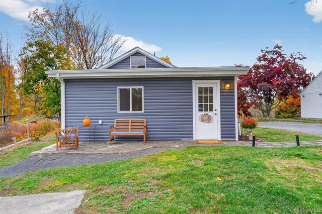 a view of a house with a yard