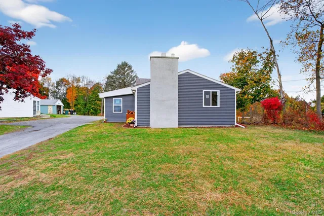 a view of a house with backyard and garden