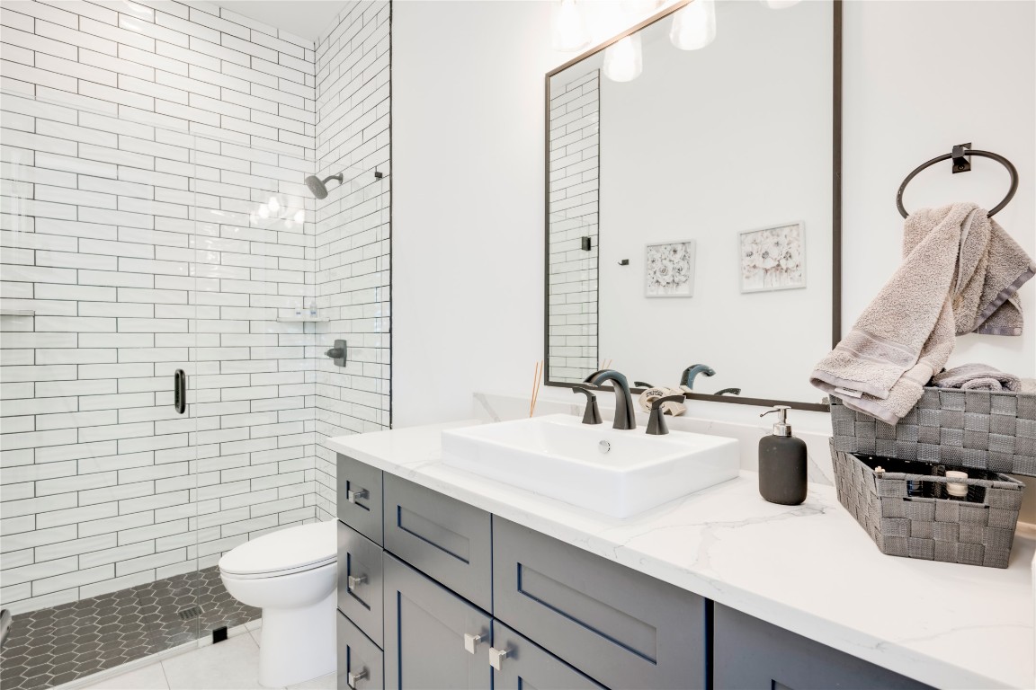 13209 Mansfield Drive Austin, TX 78732 - Photo 21 of 27 a bathroom with a sink a toilet and shower