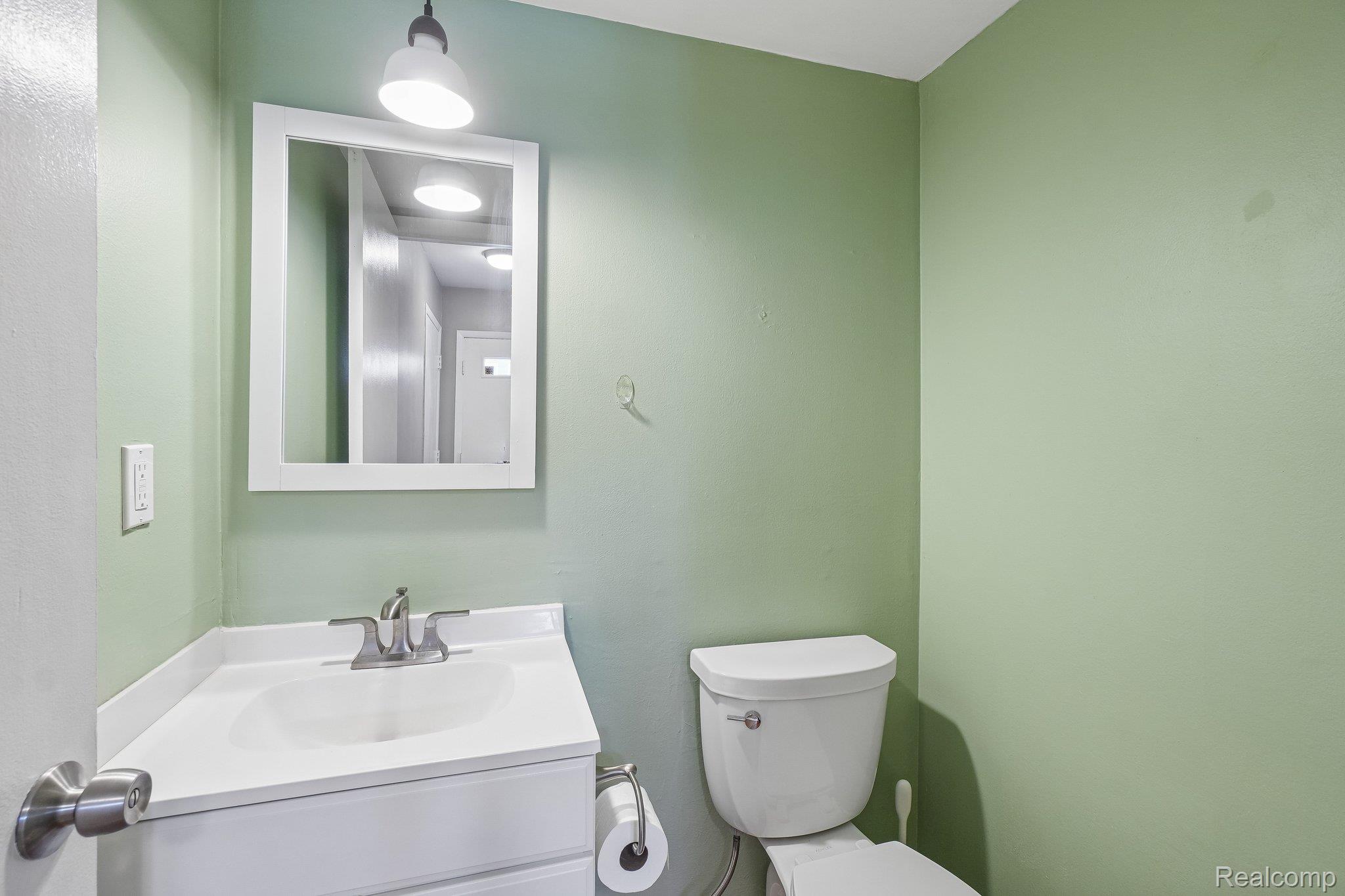 44 Stratford Lane Rochester, MI 48309 - Photo 14 of 37 Half bathroom featuring vanity and toilet