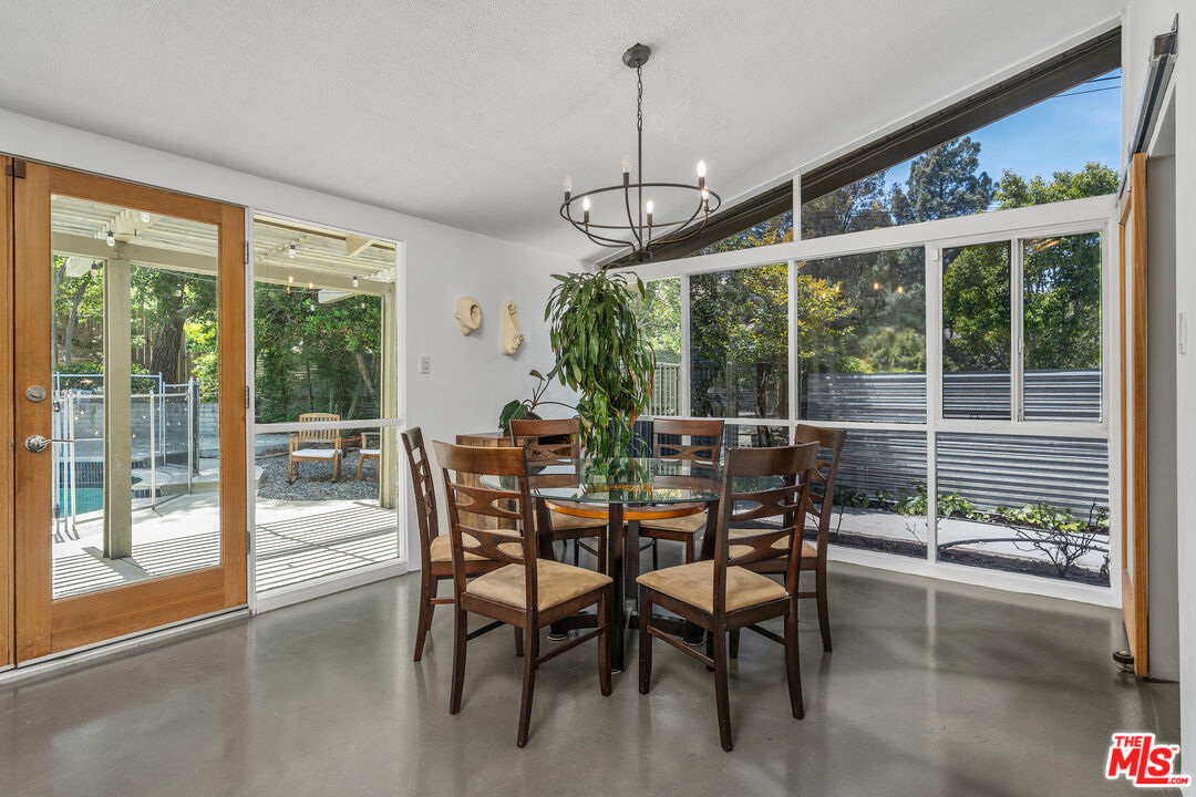 3641 Woodcliff Road Los Angeles, CA 91403 - Photo 7 of 26