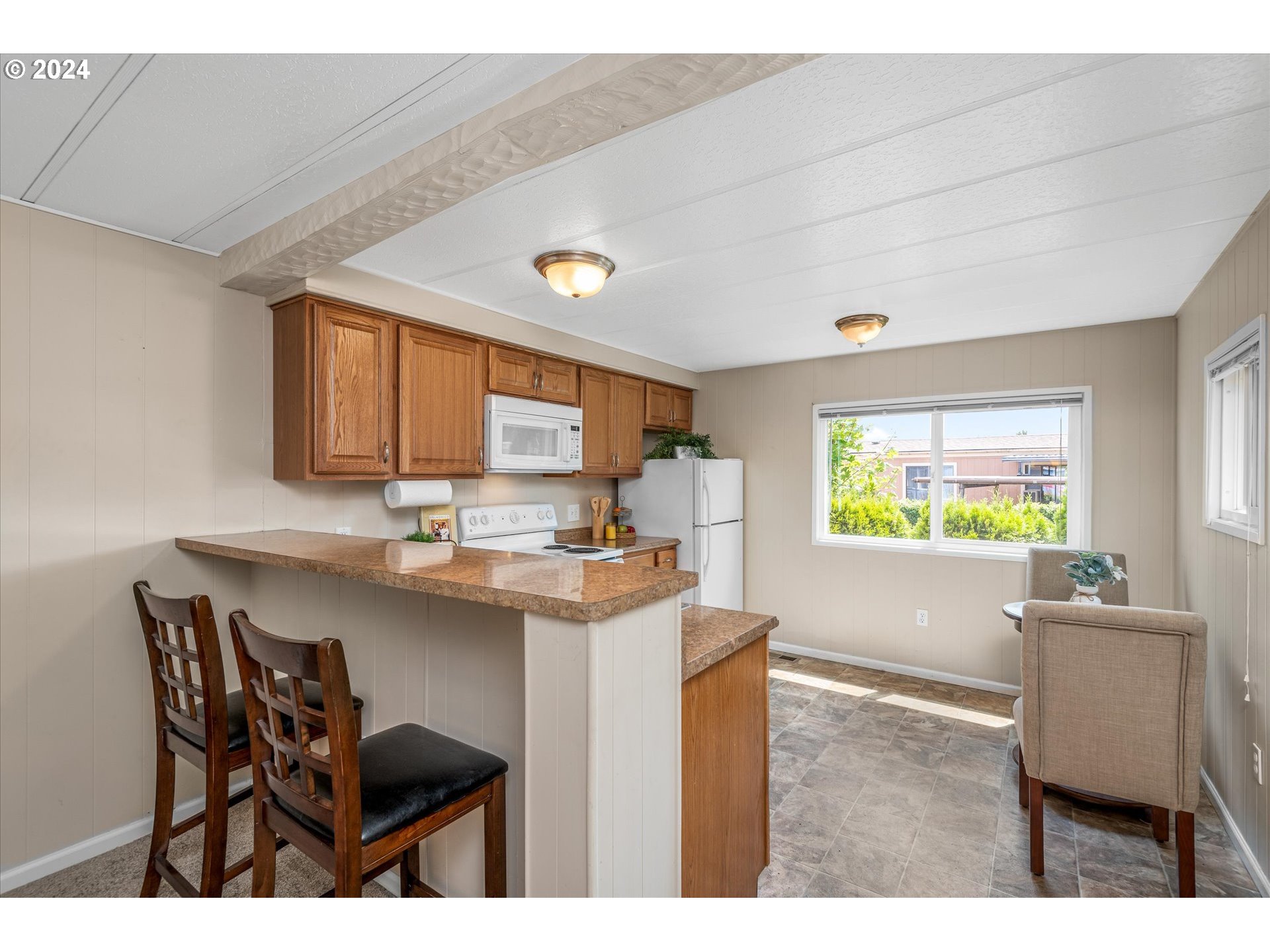 2150 Laura Street, Unit 90 Springfield, OR 97477 - Photo 8 of 18 a kitchen with a table and chairs in it