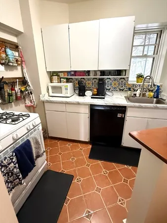 $3,900 | 993 Memorial Drive, Unit 201, Cambridge, MA 02138
