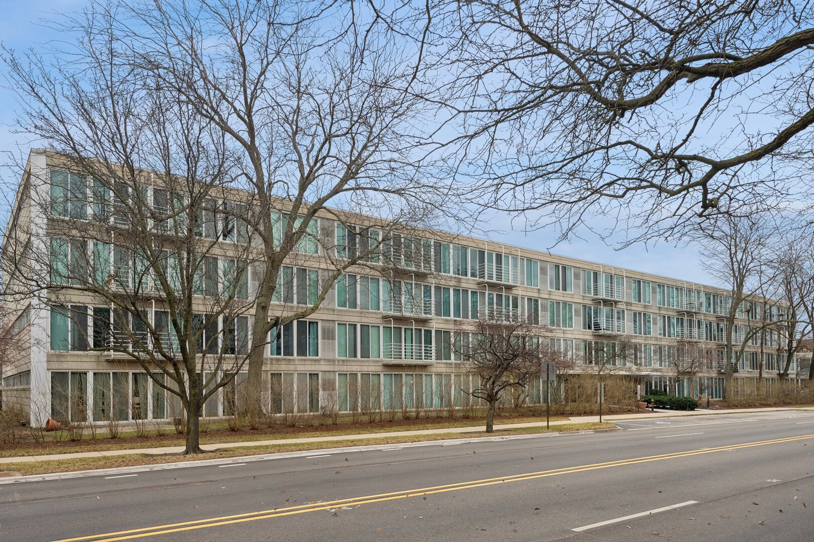 2555 Gross Point Road, Unit 101 Evanston, IL 60201 - Photo 1 of 23 a view of a large building