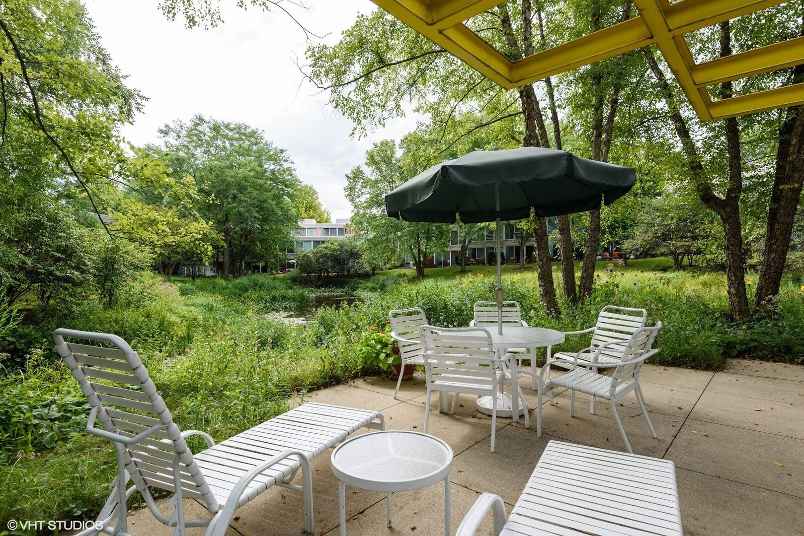 2555 Gross Point Road, Unit 101 Evanston, IL 60201 - Photo 22 of 23 a garden view with a seating space