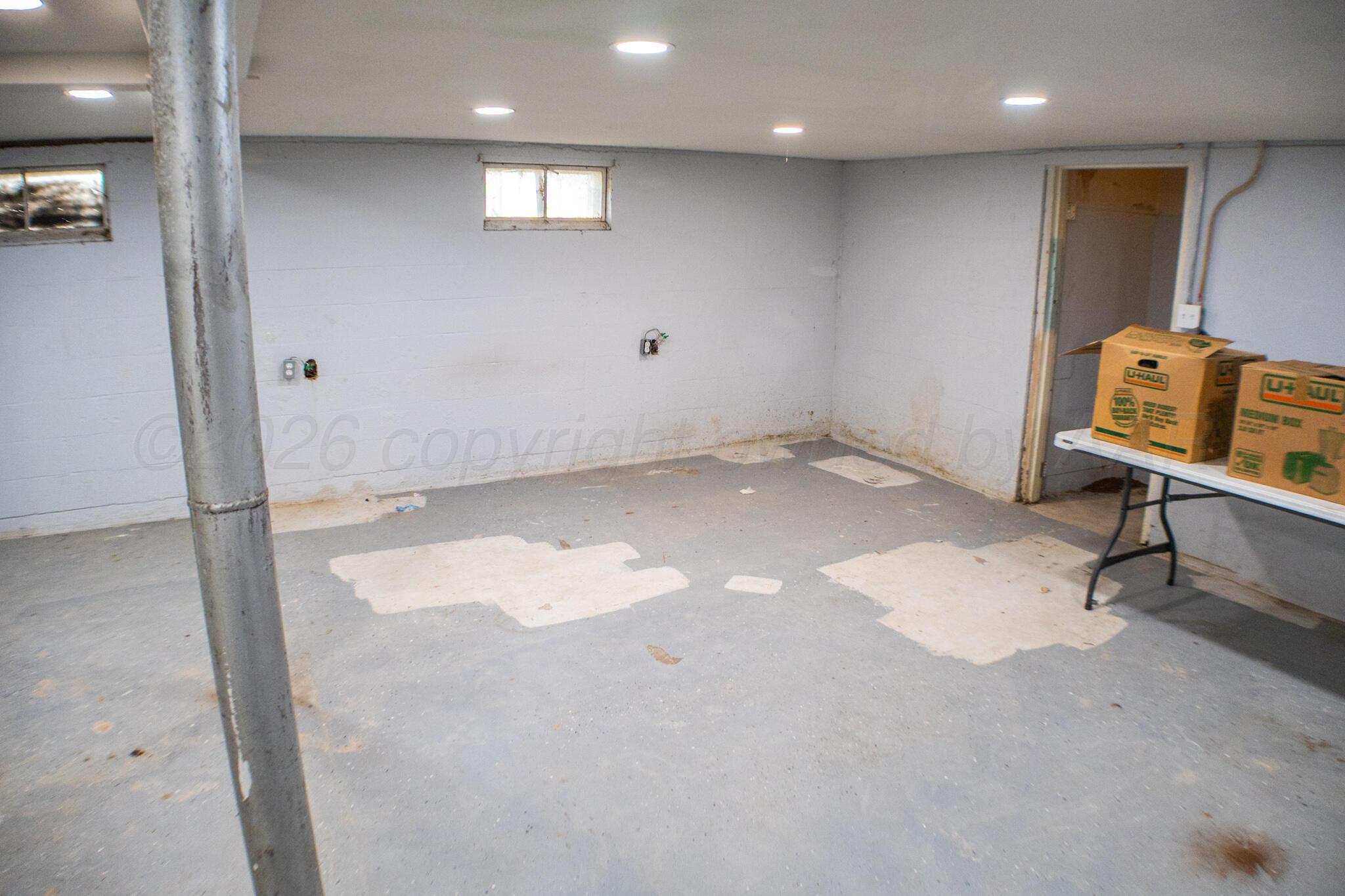 211 Butadieno Street Borger, TX 79007 - Photo 21 of 26 a view of a livingroom with a bench