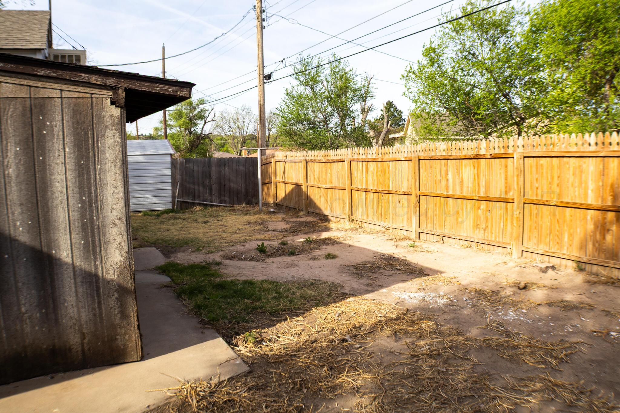 211 Butadieno Street Borger, TX 79007 - Photo 24 of 26 a view of a backyard of the house