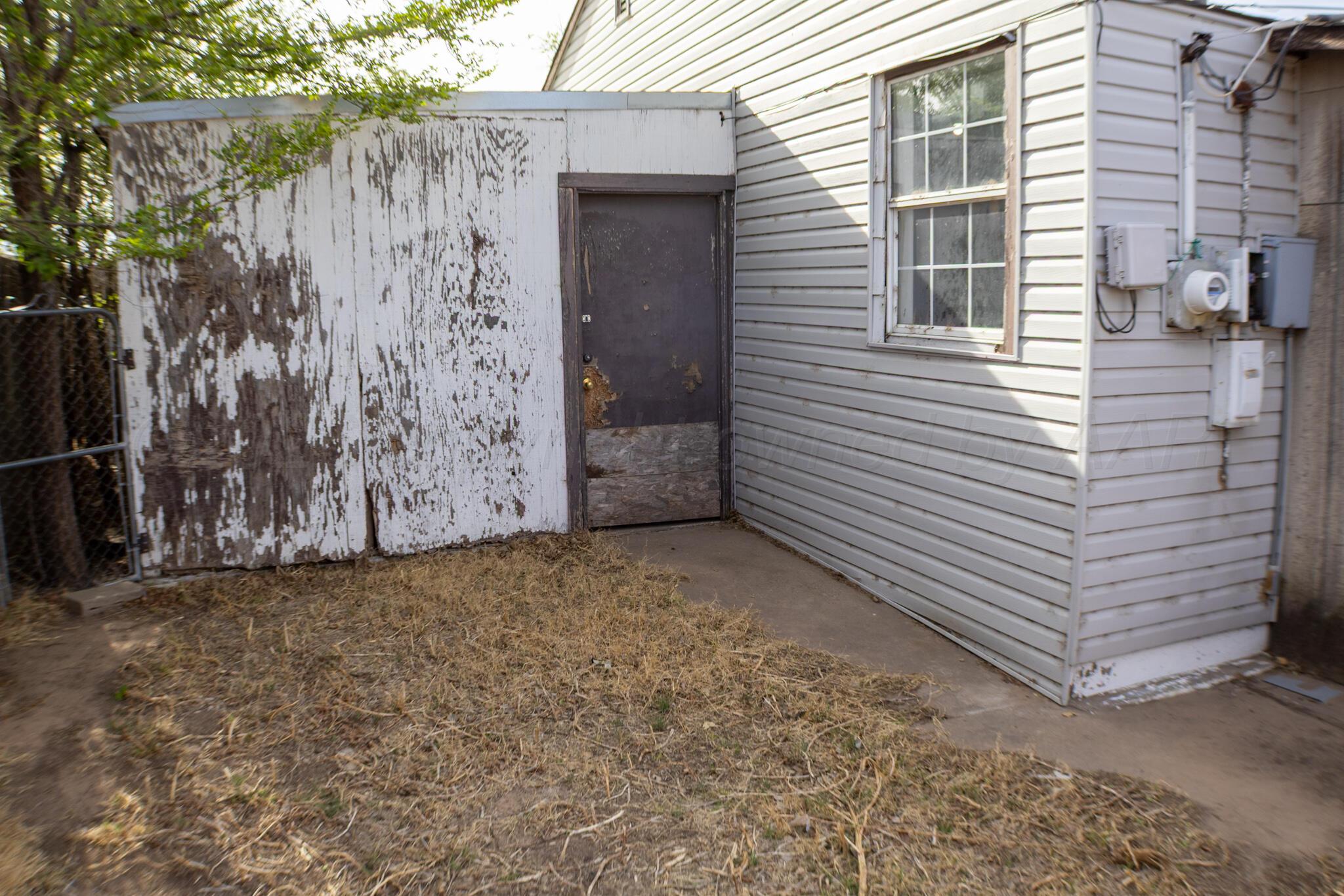 211 Butadieno Street Borger, TX 79007 - Photo 25 of 26 a view of a backyard of the house