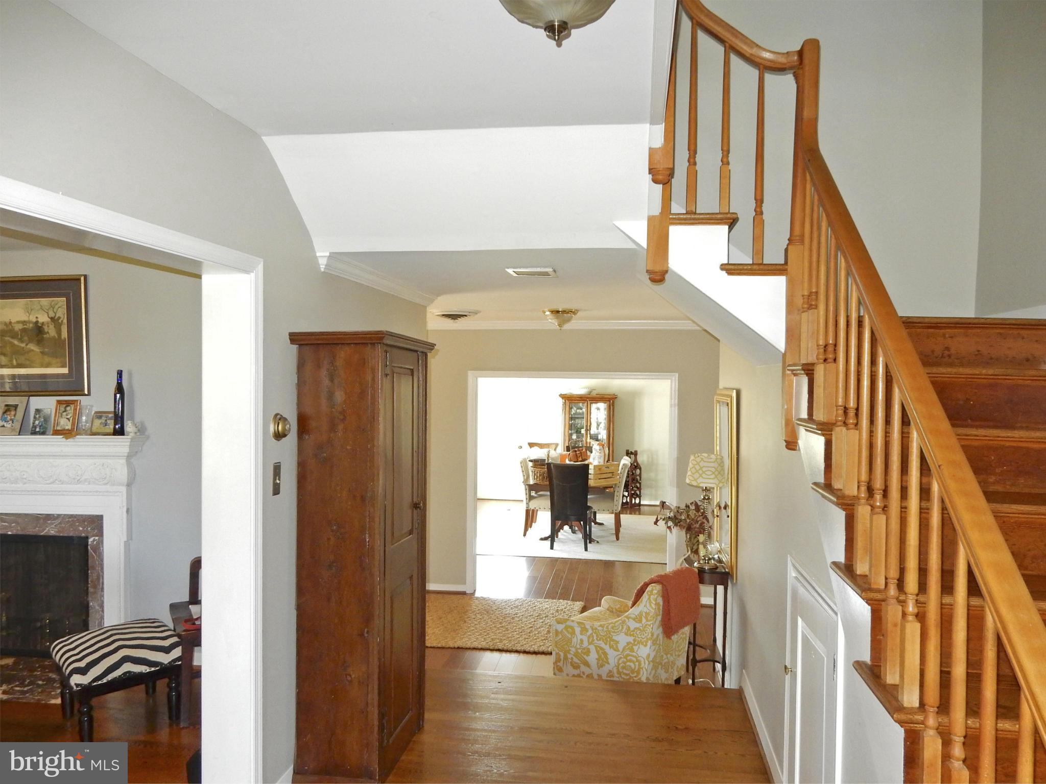 9154 Lees Ridge Road Warrenton, VA 20186 - Photo 15 of 29 Entry foyer