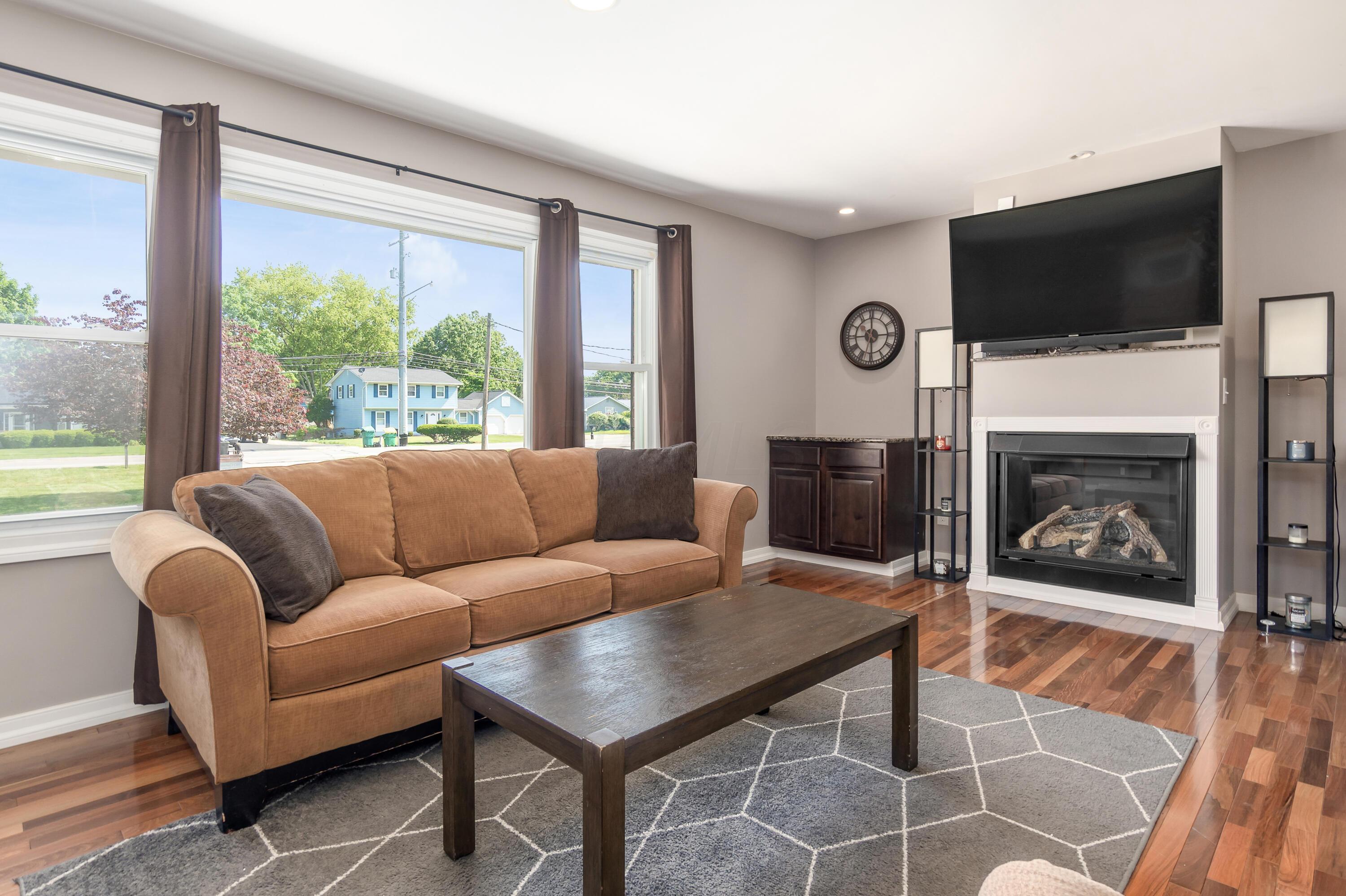 6285 Feder Road Columbus, OH 43228 - Photo 4 of 21 i_6285_Feder living room5