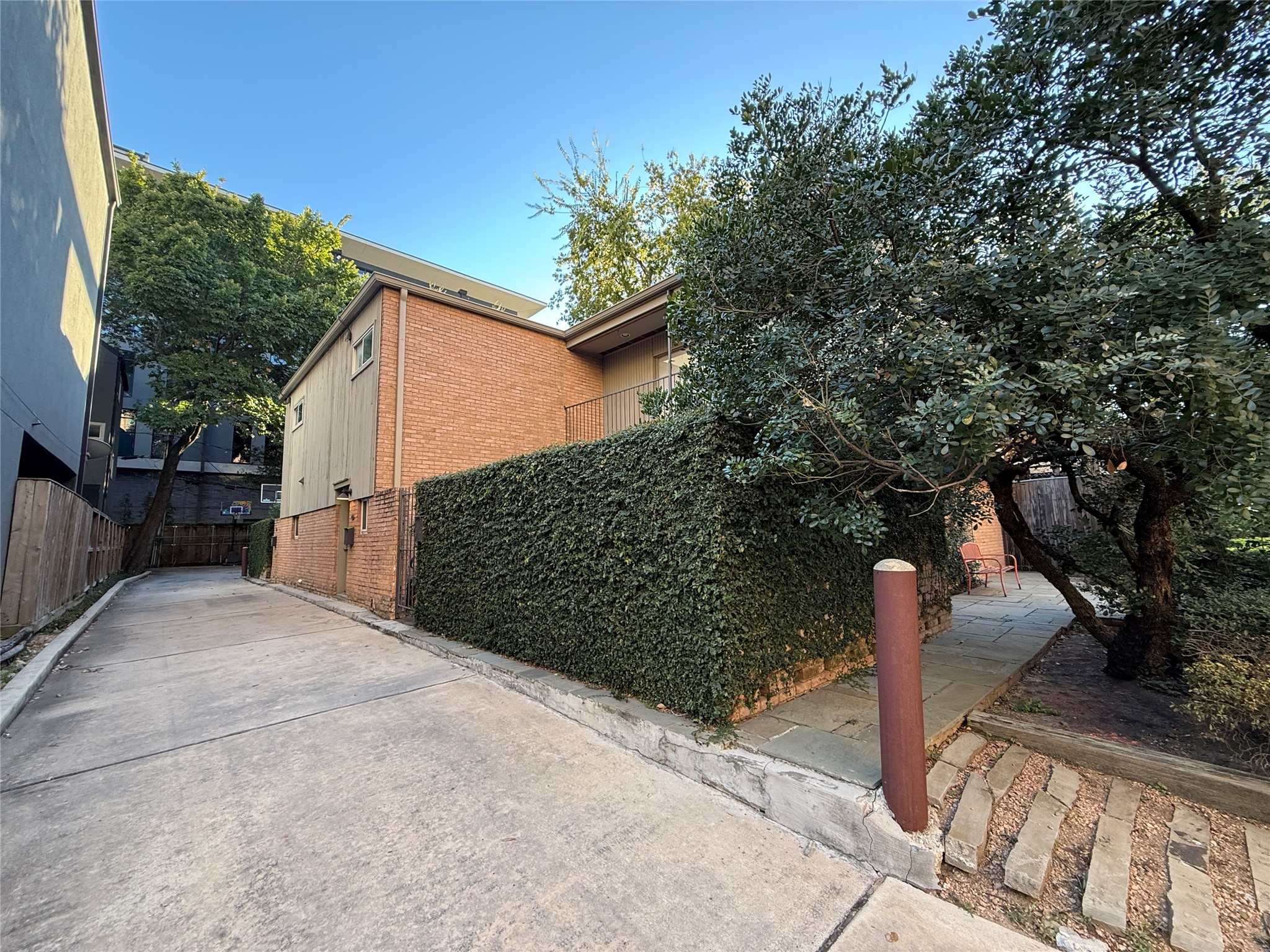 2721 Kipling Street, Unit D Houston, TX 77098 - Photo 14 of 15 a backyard of a house with lots of green space