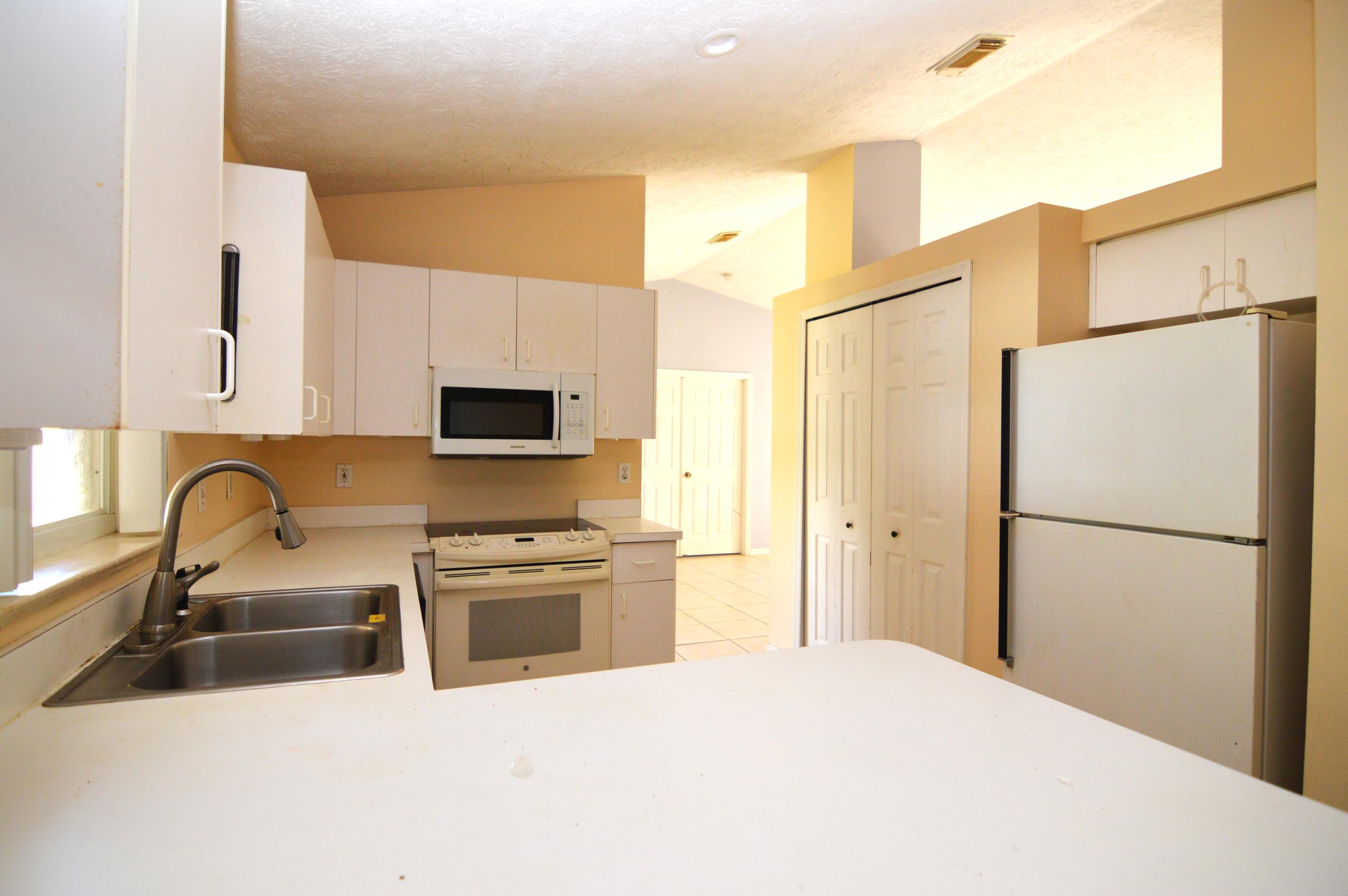 305 Southwest Duxbury Avenue Port St. Lucie, FL 34983 - Photo 6 of 10 DSC_1406
