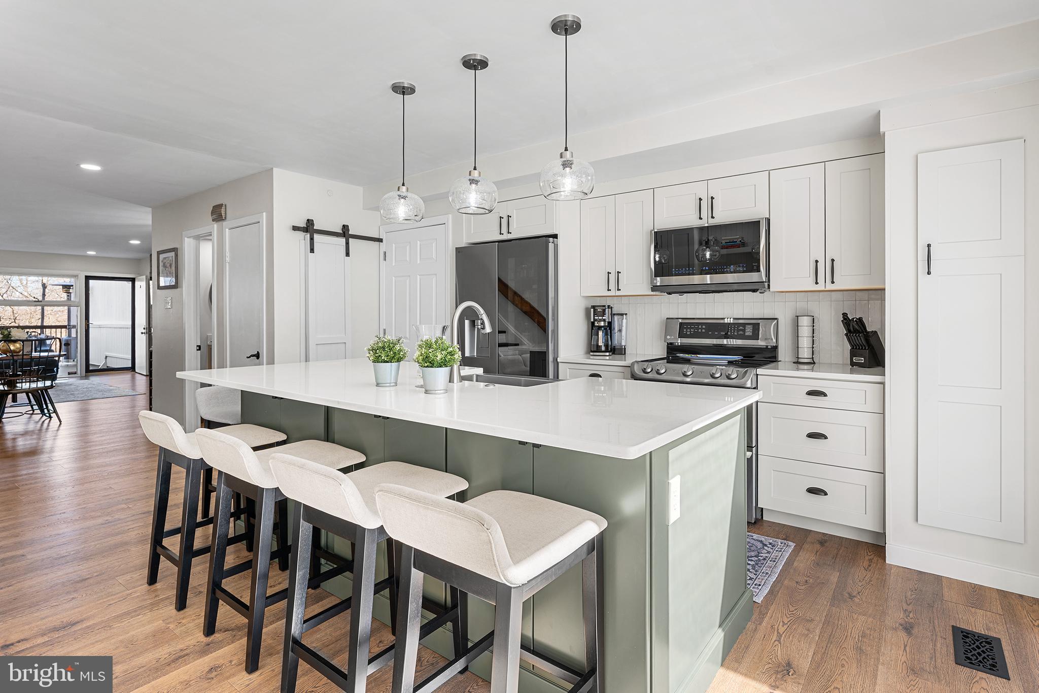 2 Smoke Rise New Hope, PA 18938 - Photo 4 of 27 Generously Scaled Quartz Island - Seating for 6