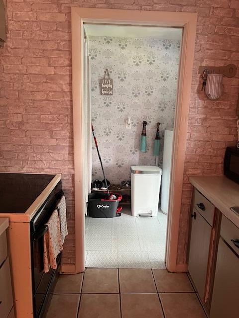 511 Silver Beach Road West Palm Beach, FL 33403 - Photo 21 of 25 Kitchen to utility view
