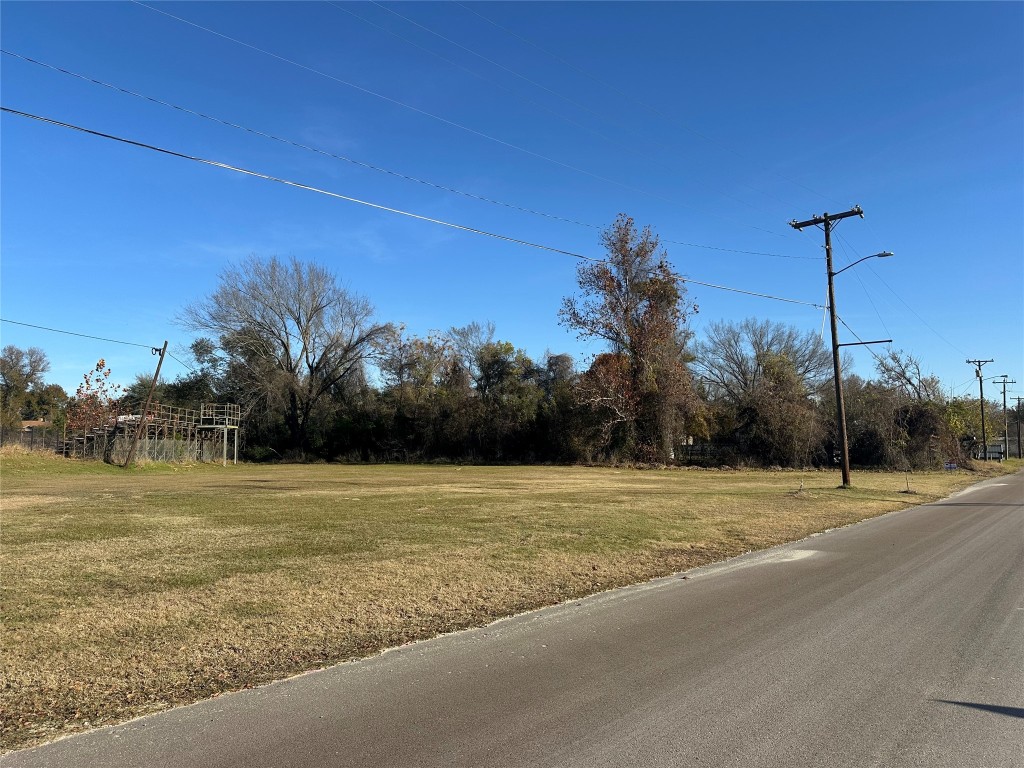 306 Stadium Street Buffalo, TX 75831 - Photo 3 of 8 a view of a basketball court