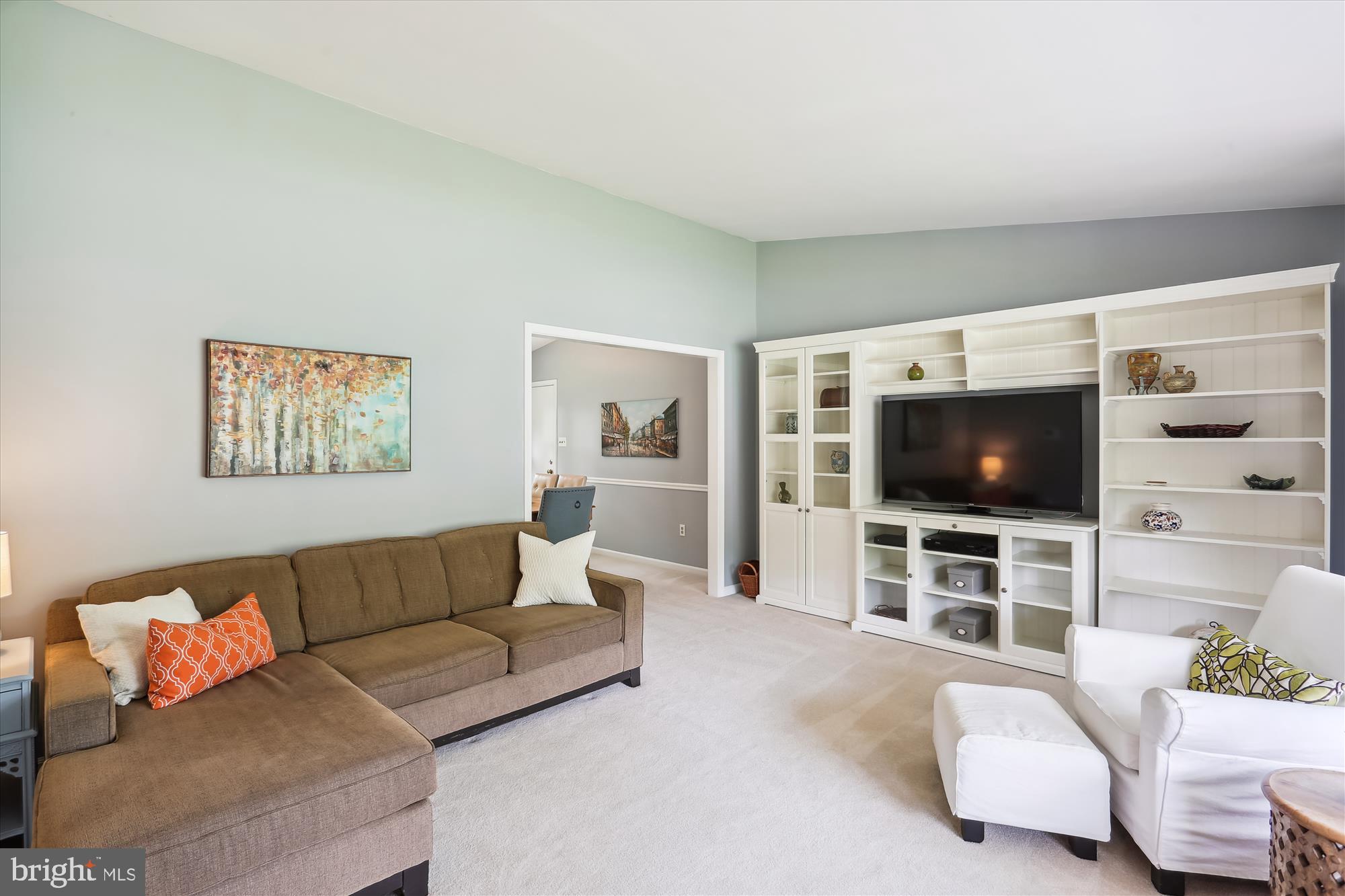 2017 Kings House Road Silver Spring, MD 20905 - Photo 39 of 95 Living Room
