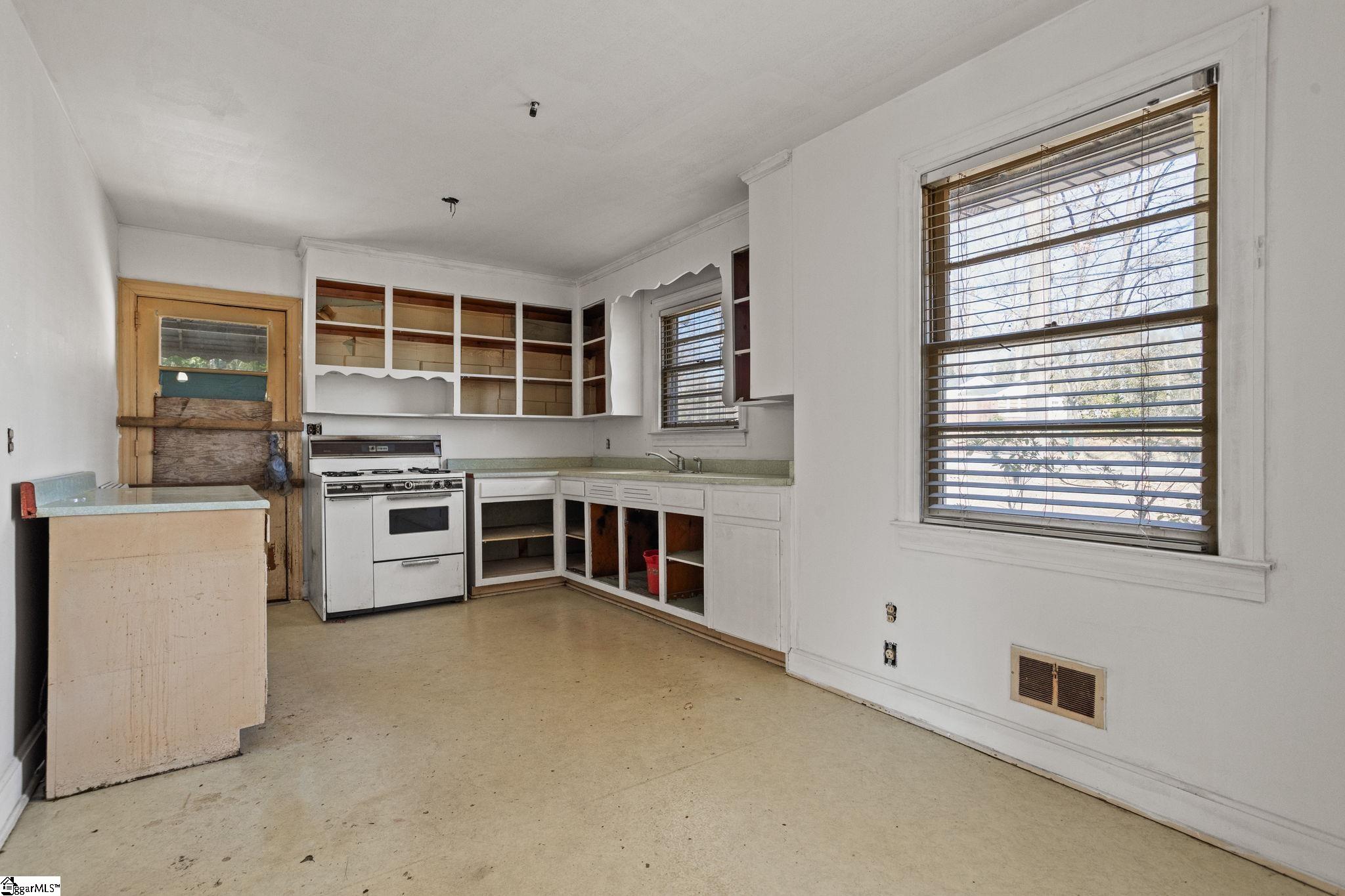 114 Mayfair Drive Taylors, SC 29687 - Photo 11 of 21