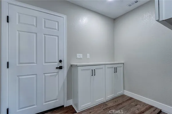 a view of a house with backyard