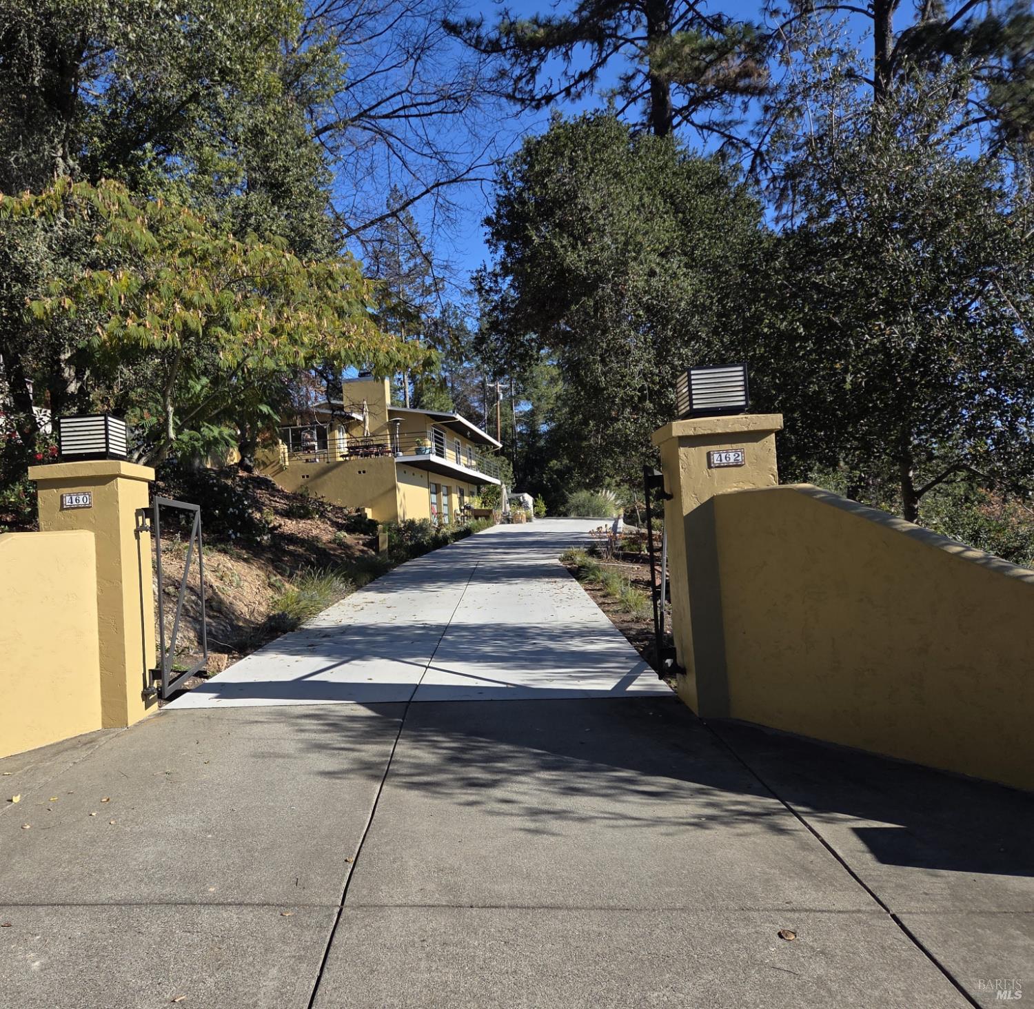 Entrance to 460 & 462 Bella Vista