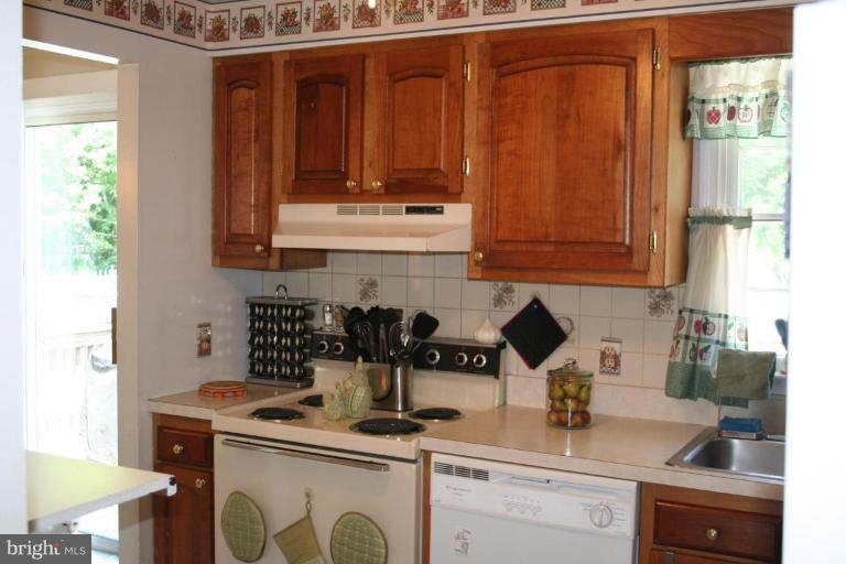 5727 Van Dyke Road Baltimore, MD 21206 - Photo 3 of 21 Convenient step saver kitchen