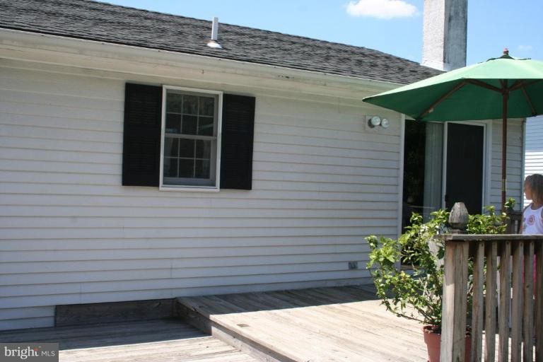 5727 Van Dyke Road Baltimore, MD 21206 - Photo 9 of 21 Two tiered deck leads to the pool