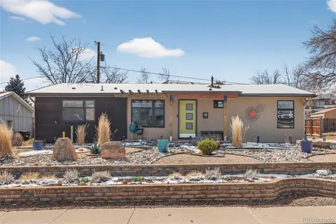 a view of a water fountain in front of a building