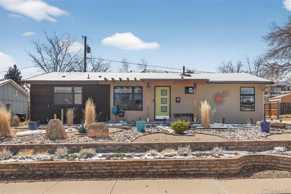 a view of a water fountain in front of a building