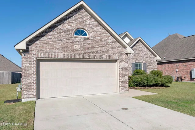 $2,100 | 132 Timber Edge Drive, Youngsville, LA 70592