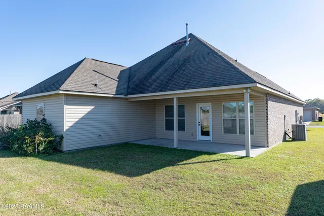 $2,100 | 132 Timber Edge Drive, Youngsville, LA 70592