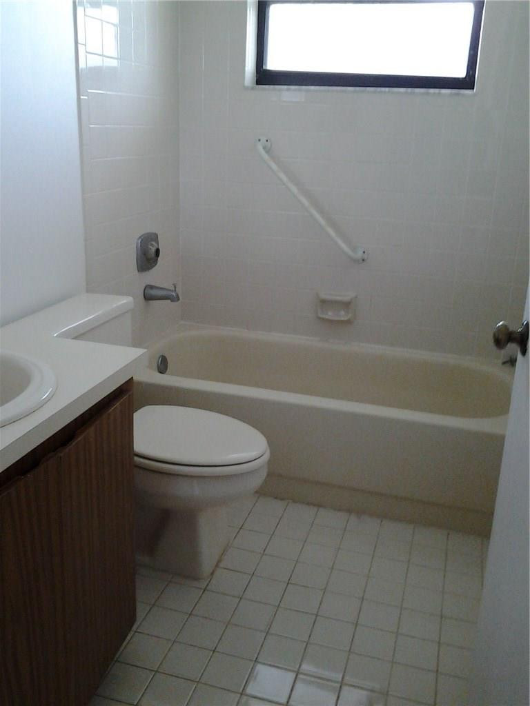 23342 Southwest 54th Way, Unit B Boca Raton, FL 33433 - Photo 6 of 14 Guess Bathroom -