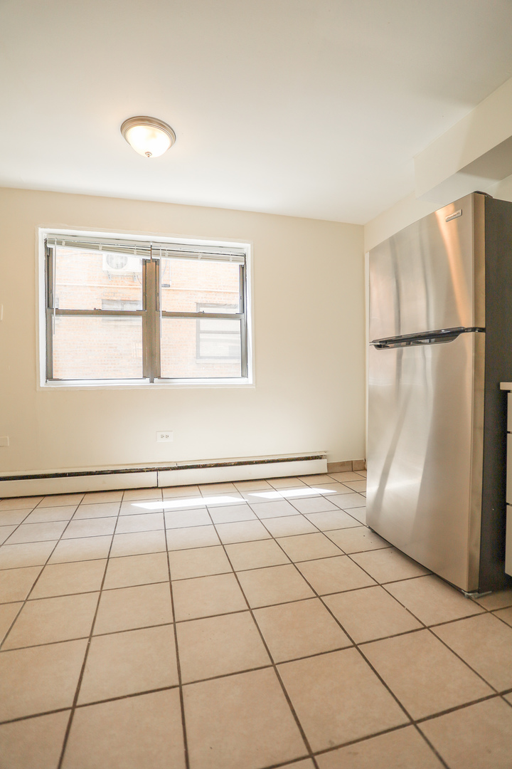 1660 West Pratt Boulevard, Unit 3S Chicago, IL 60626 - Photo 4 of 10 a view of an empty room with a window