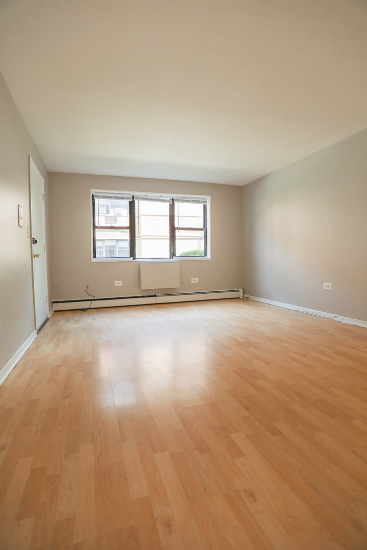 1660 West Pratt Boulevard, Unit 3S Chicago, IL 60626 - Photo 6 of 10 an empty room with windows and entrance