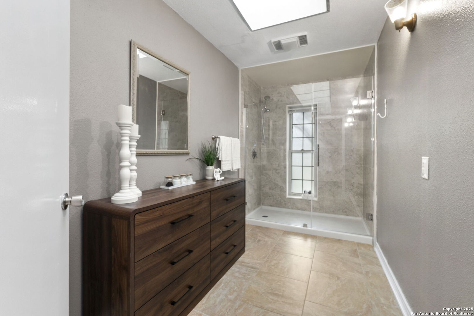 5203 Metcalf Windcrest, TX 78239 - Photo 24 of 37 a bathroom with a double vanity sink and a mirror