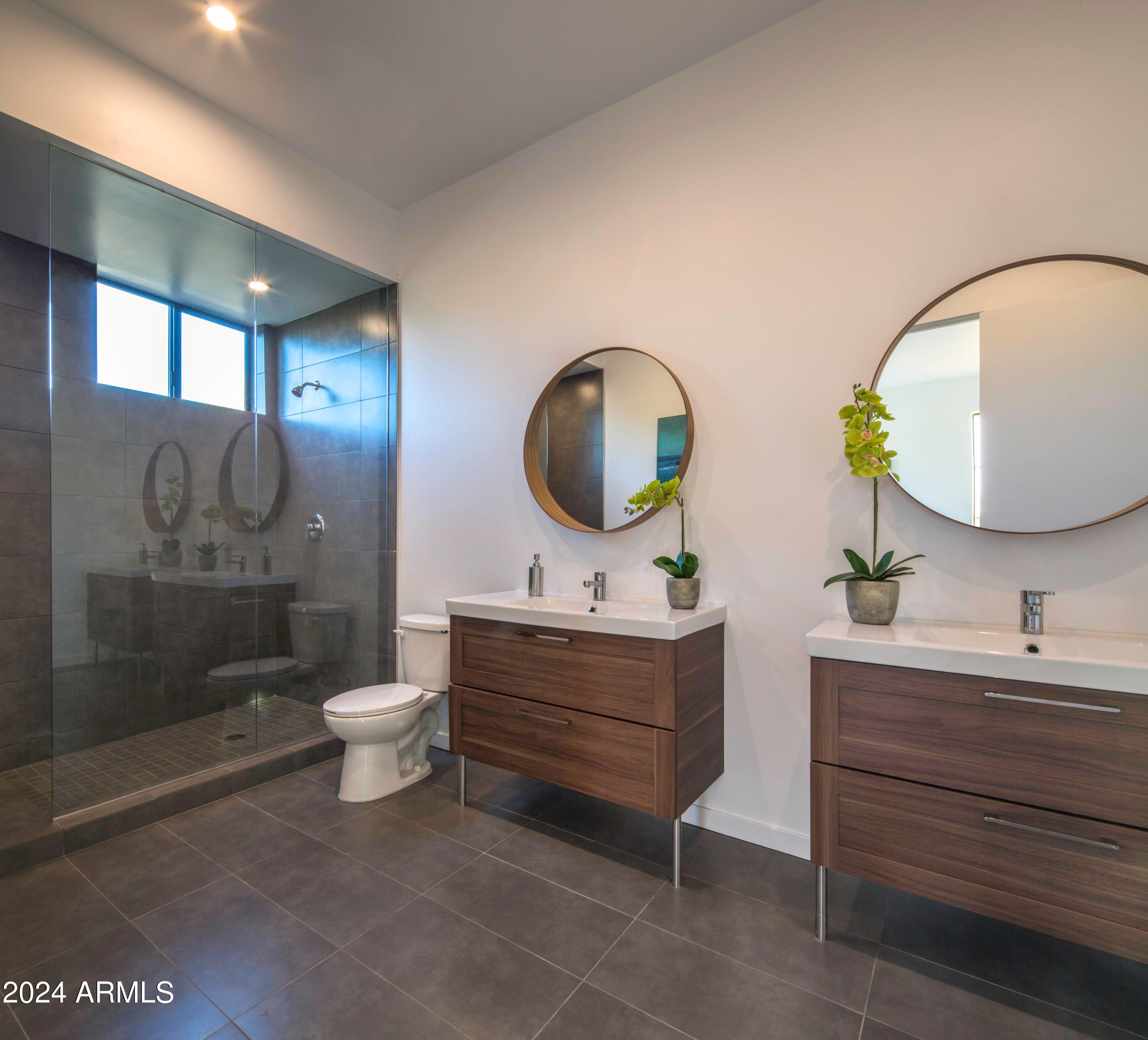 1419 South Kenneth Place, Unit 1002 Tempe, AZ 85281 - Photo 6 of 16 a bathroom with a toilet a sink and mirror