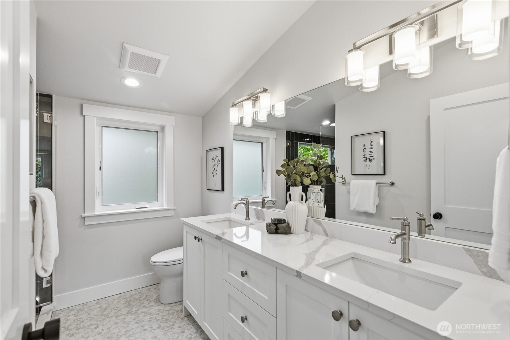 8817 Densmore Avenue North Seattle, WA 98103 - Photo 16 of 26